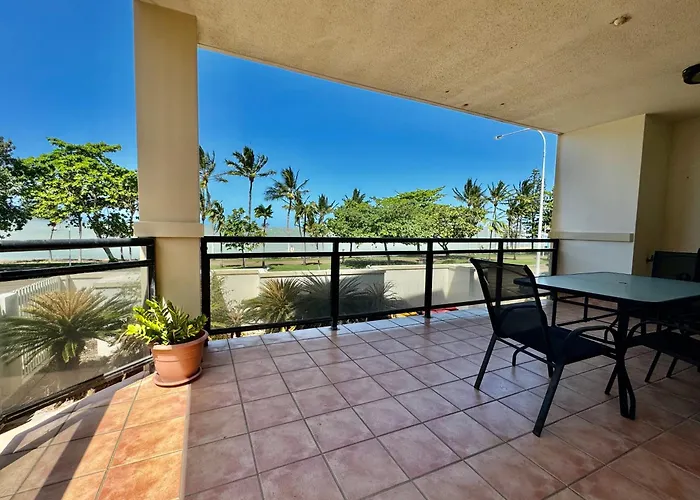 Townsville Beachfron Apartments On The Strand - 2